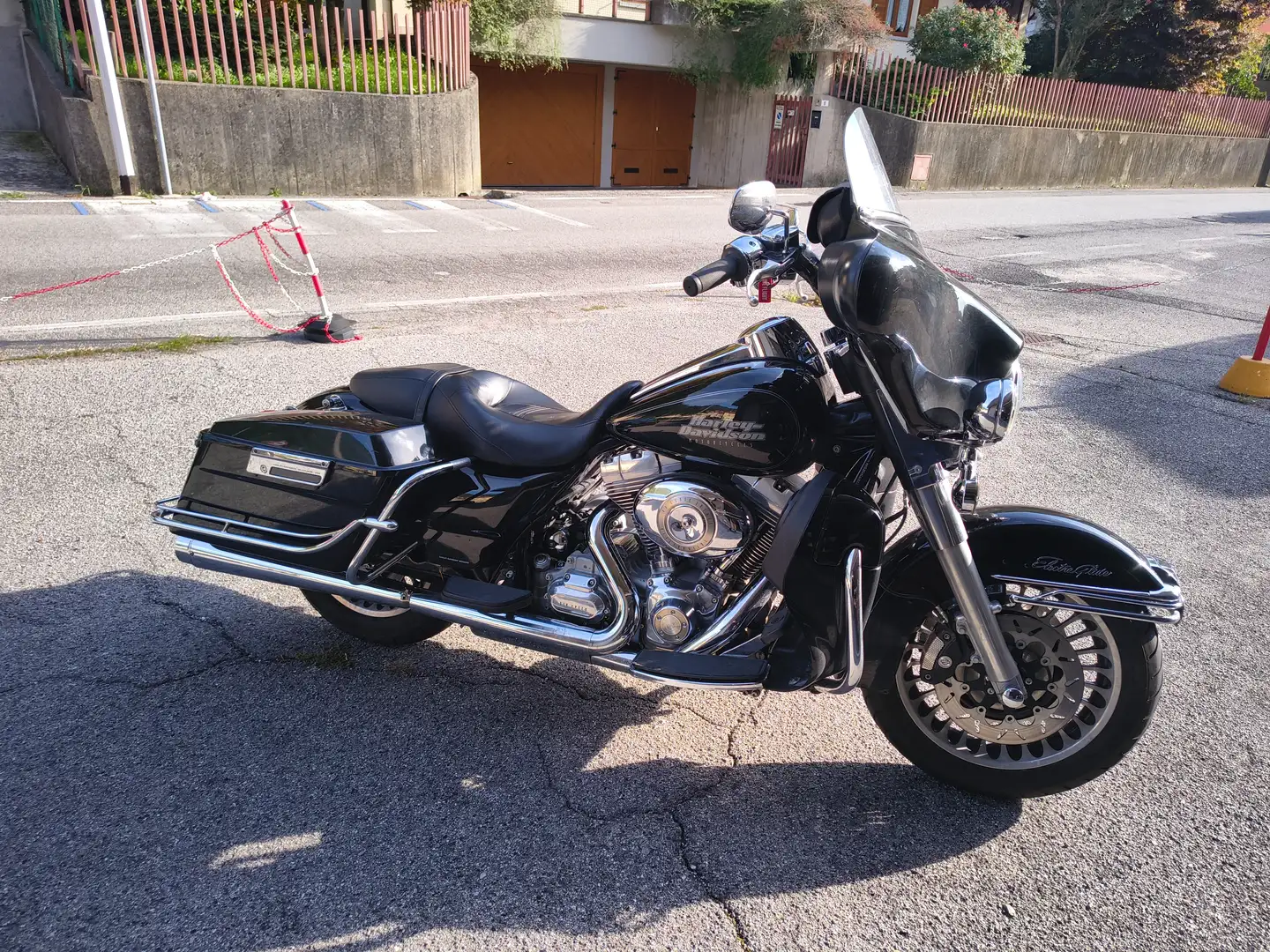 Harley-Davidson Electra Glide FLHT Noir - 1