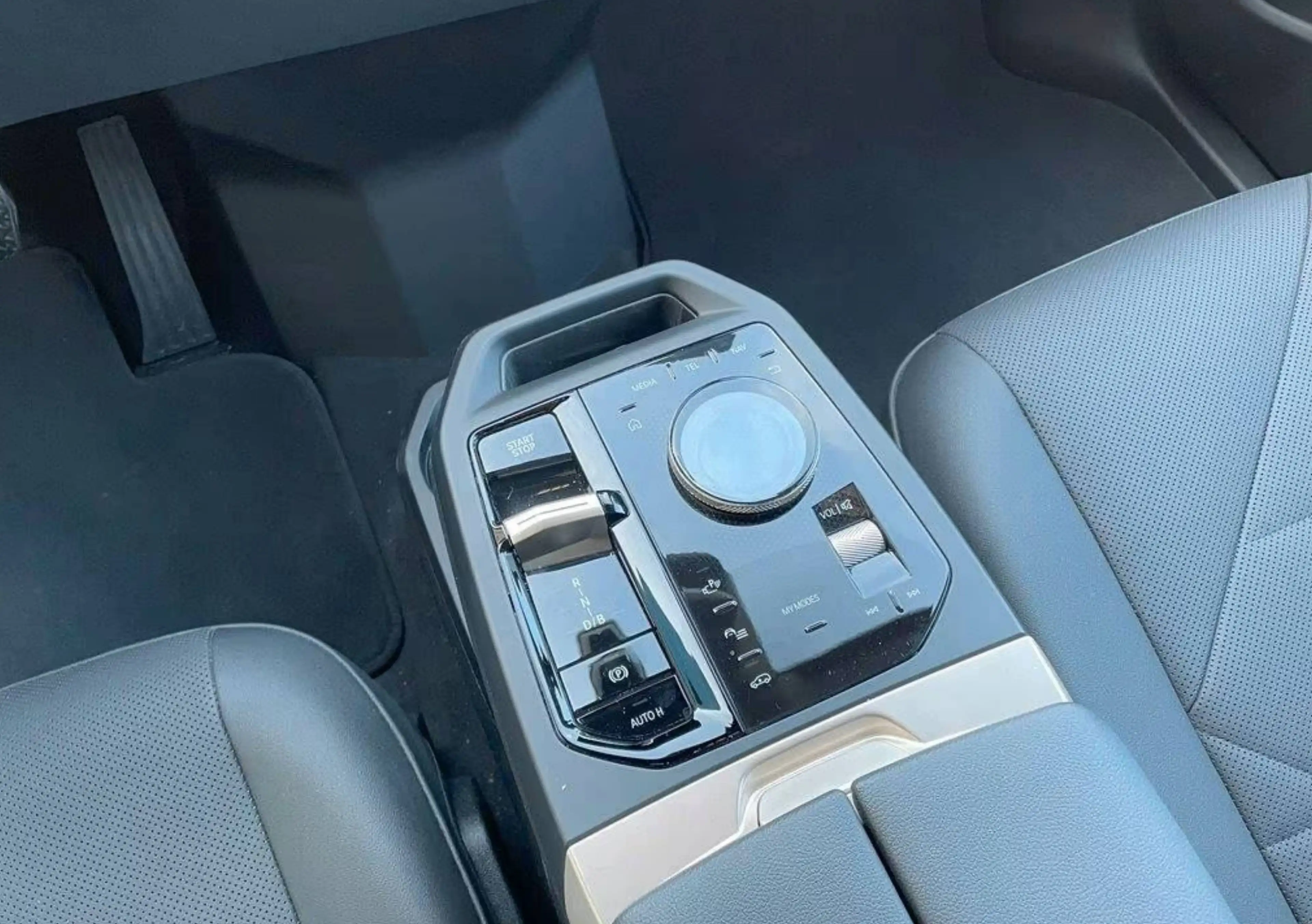 BMW iX M60 — photo 12