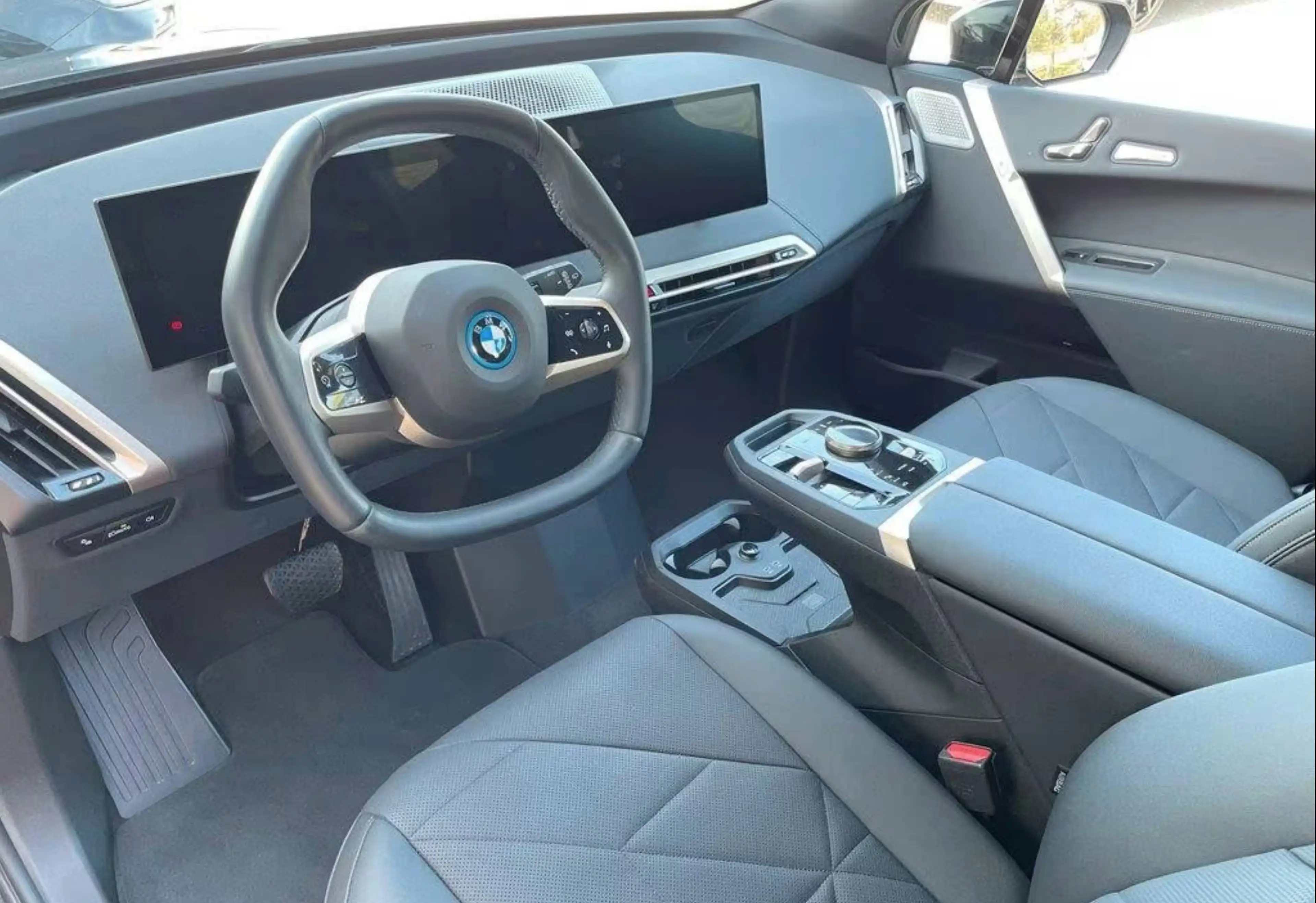 BMW iX M60 — photo 6