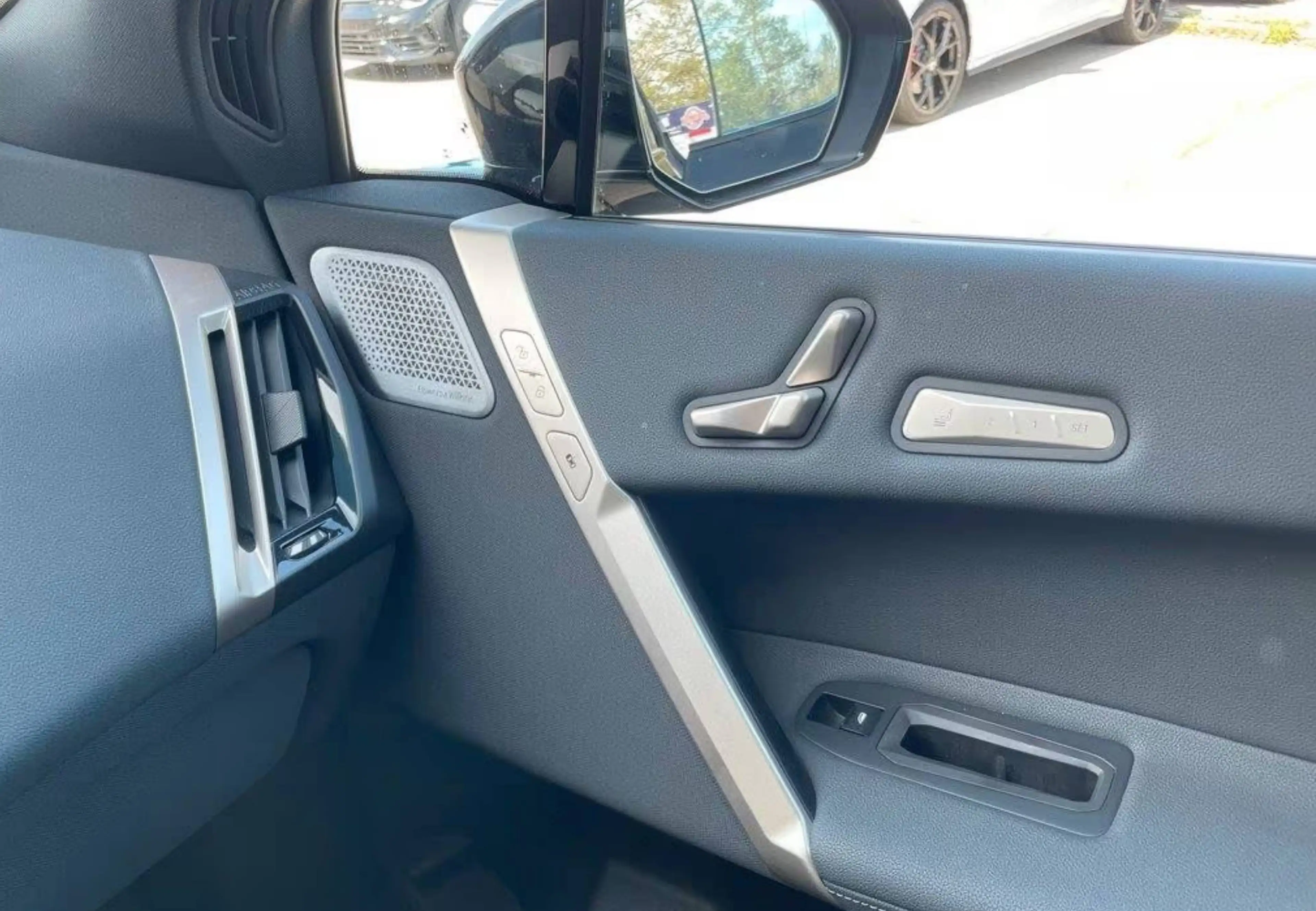 BMW iX M60 — photo 13