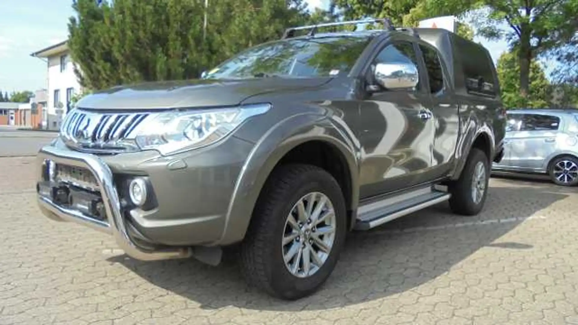 Mitsubishi L200 Club Cab PLUS 2.4 DI-D+ 4WD 6-Gang Grün - 2