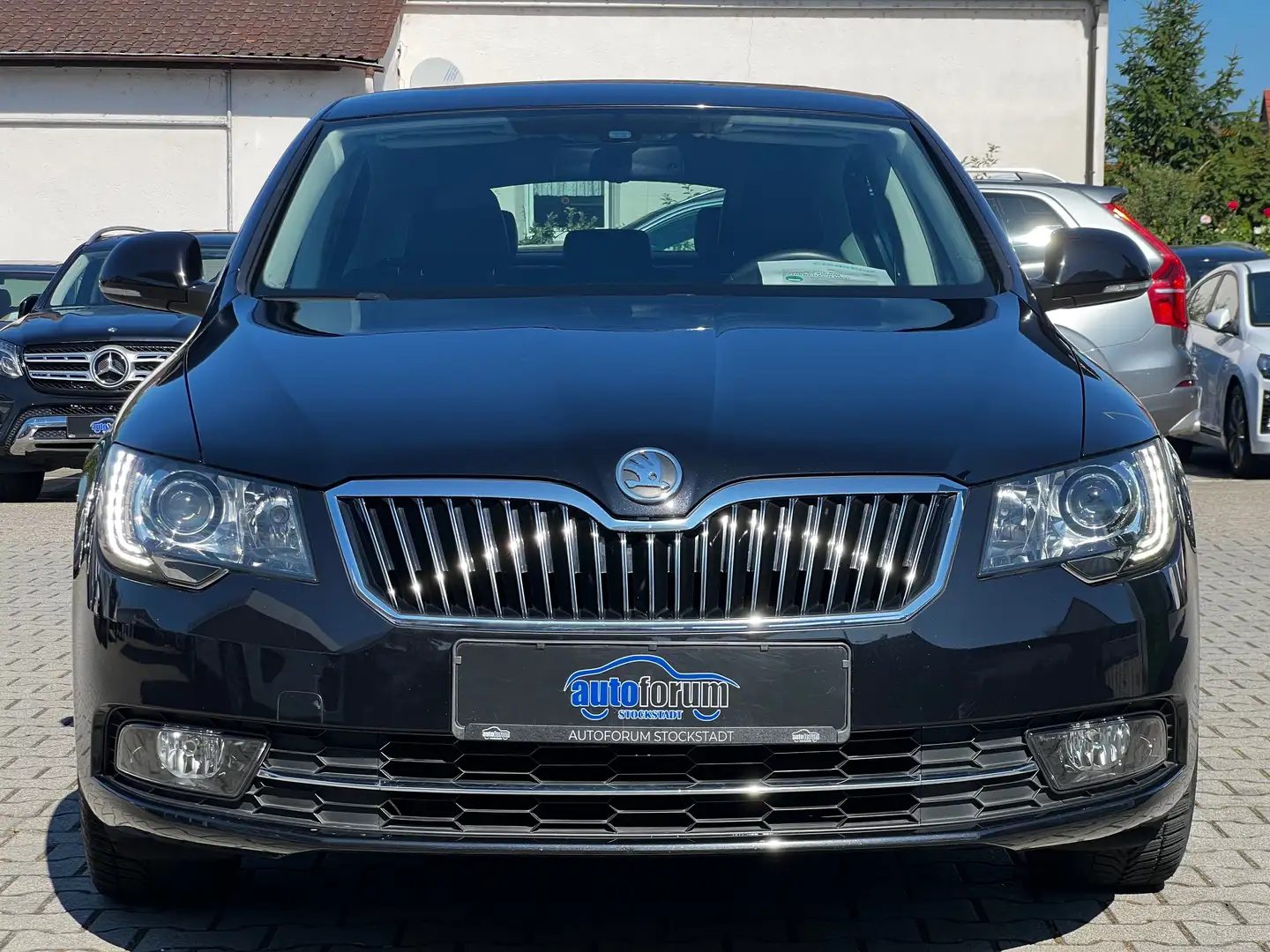 Skoda Superb 1.8 TSI Exclusive 1.HAND+BI-XENON+NAVI+LEDER+SHZ Černá - 2