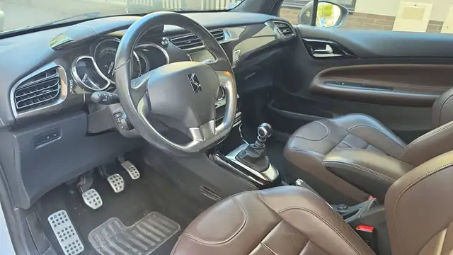 DS Automobiles DS 3 view 8