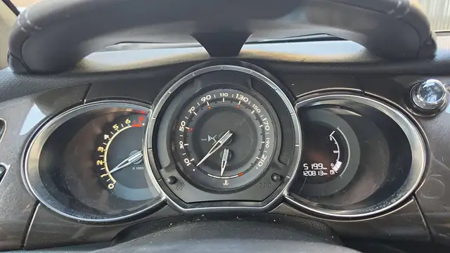 DS Automobiles DS 3 view 12