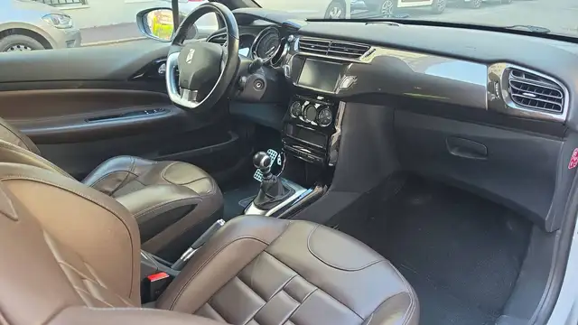 DS Automobiles DS 3 view 10