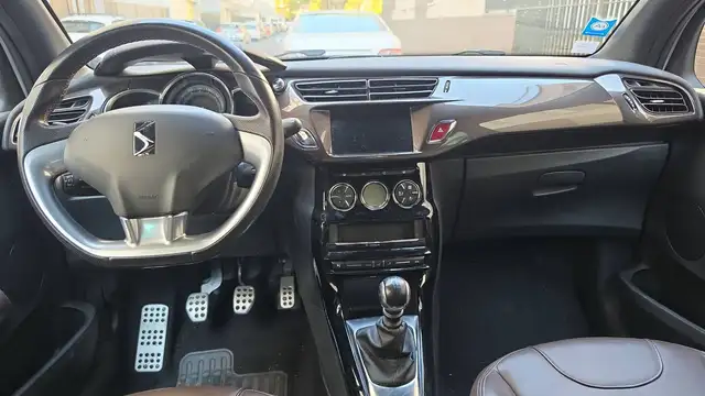 DS Automobiles DS 3 view 11