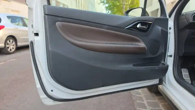 DS Automobiles DS 3 view 7