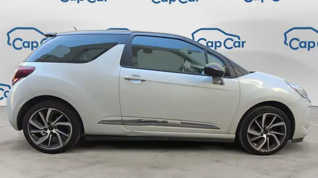 DS Automobiles DS 3 view 4