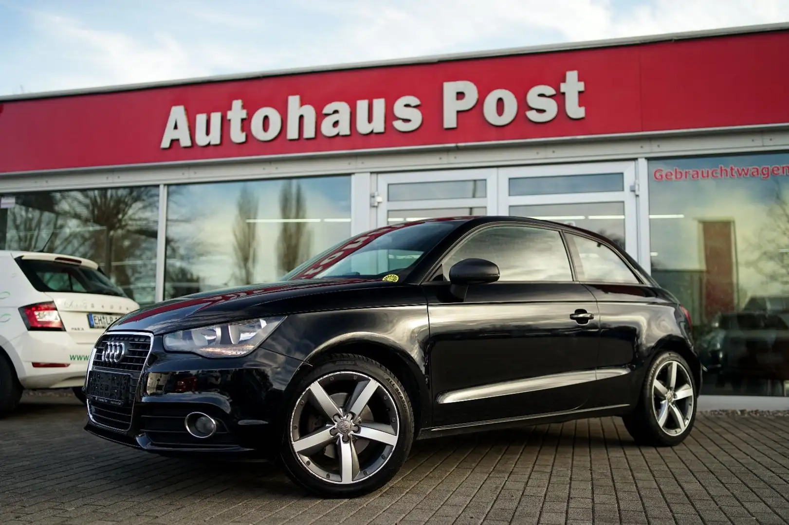Audi A1 attraction Automatik AHK Tempomat Allwetter Noir - 1