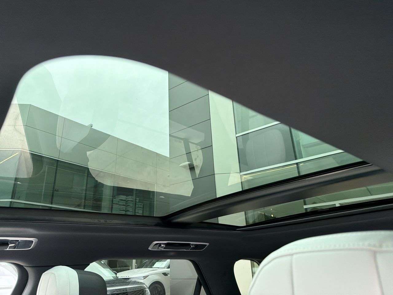 2026 Land Rover Range Rover Sport P400 Dynamic SE thumb 19