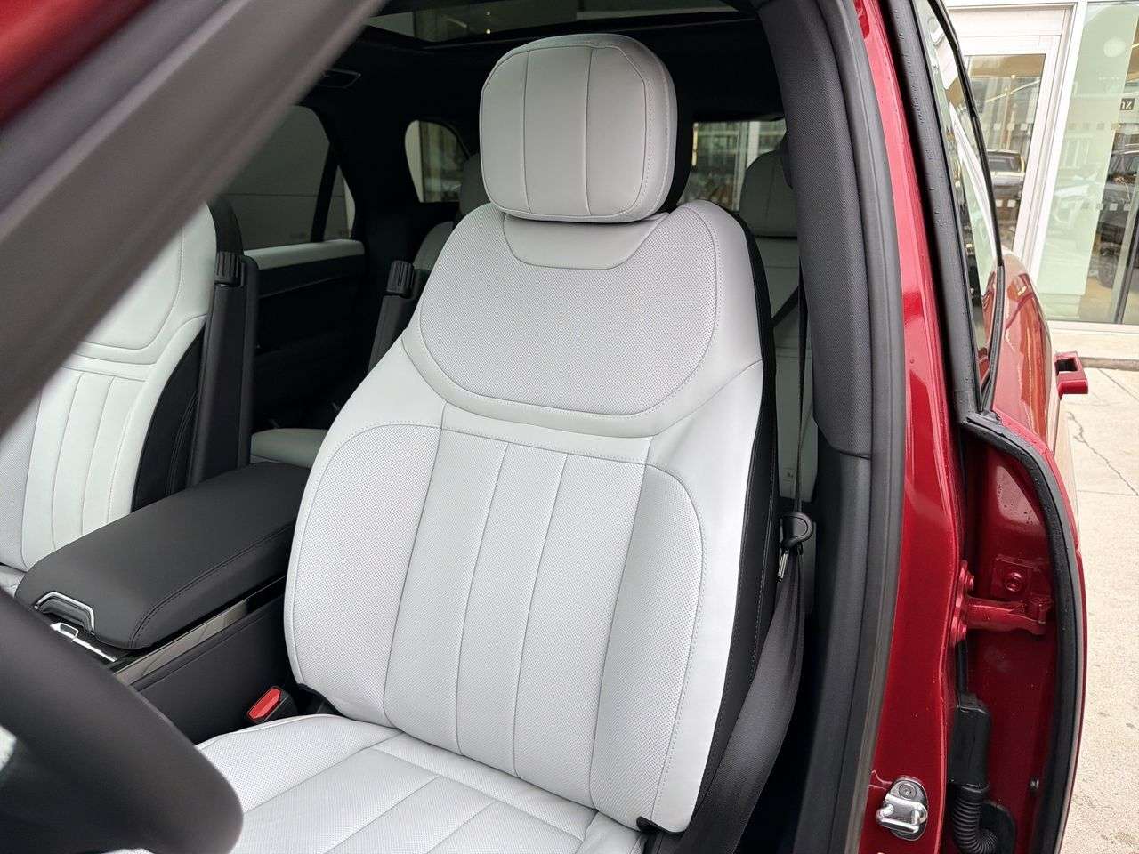 2026 Land Rover Range Rover Sport P400 Dynamic SE thumb 8