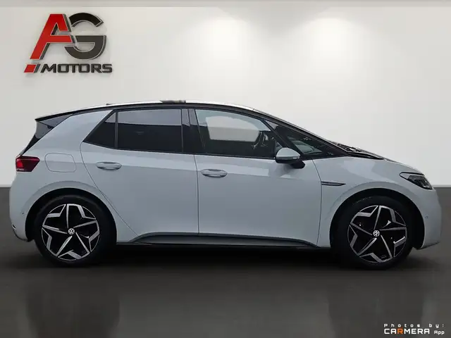 Volkswagen ID.3 view 5