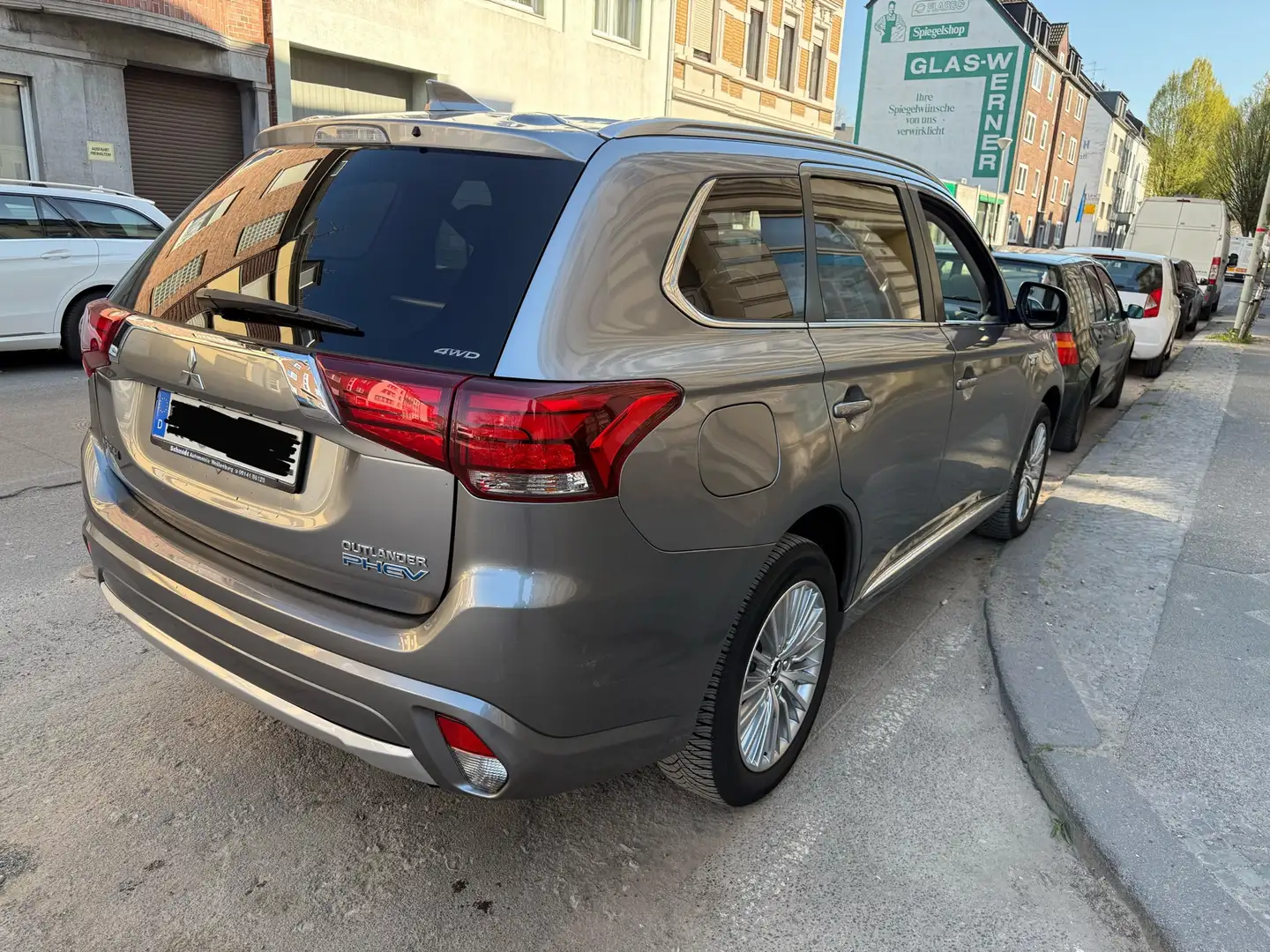 Mitsubishi Outlander 2.0 4WD Plug-In Hybrid Plus - 2