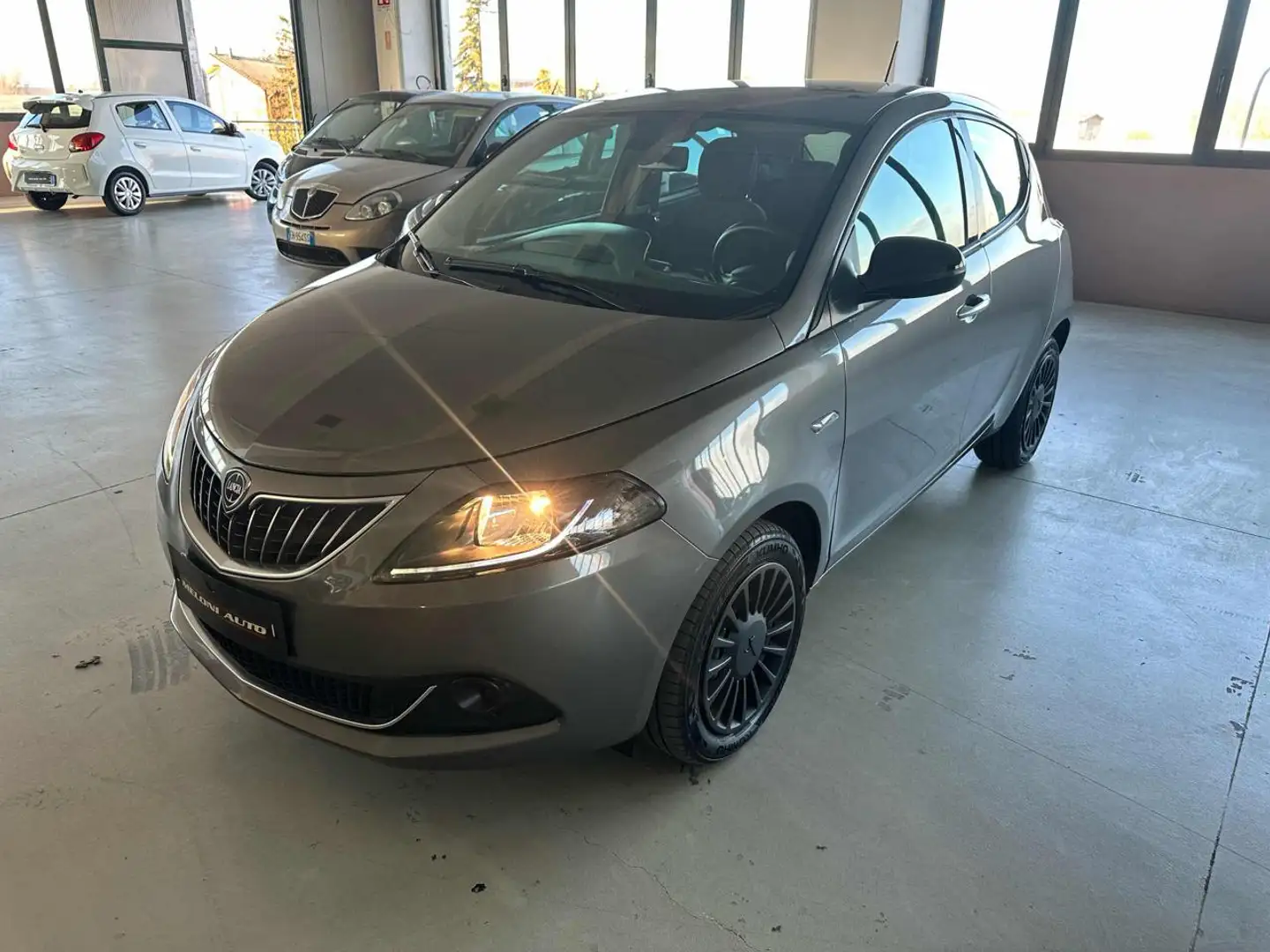 Lancia Ypsilon 1.0 FireFly 5 porte S&S Hybrid Silver Gris - 1