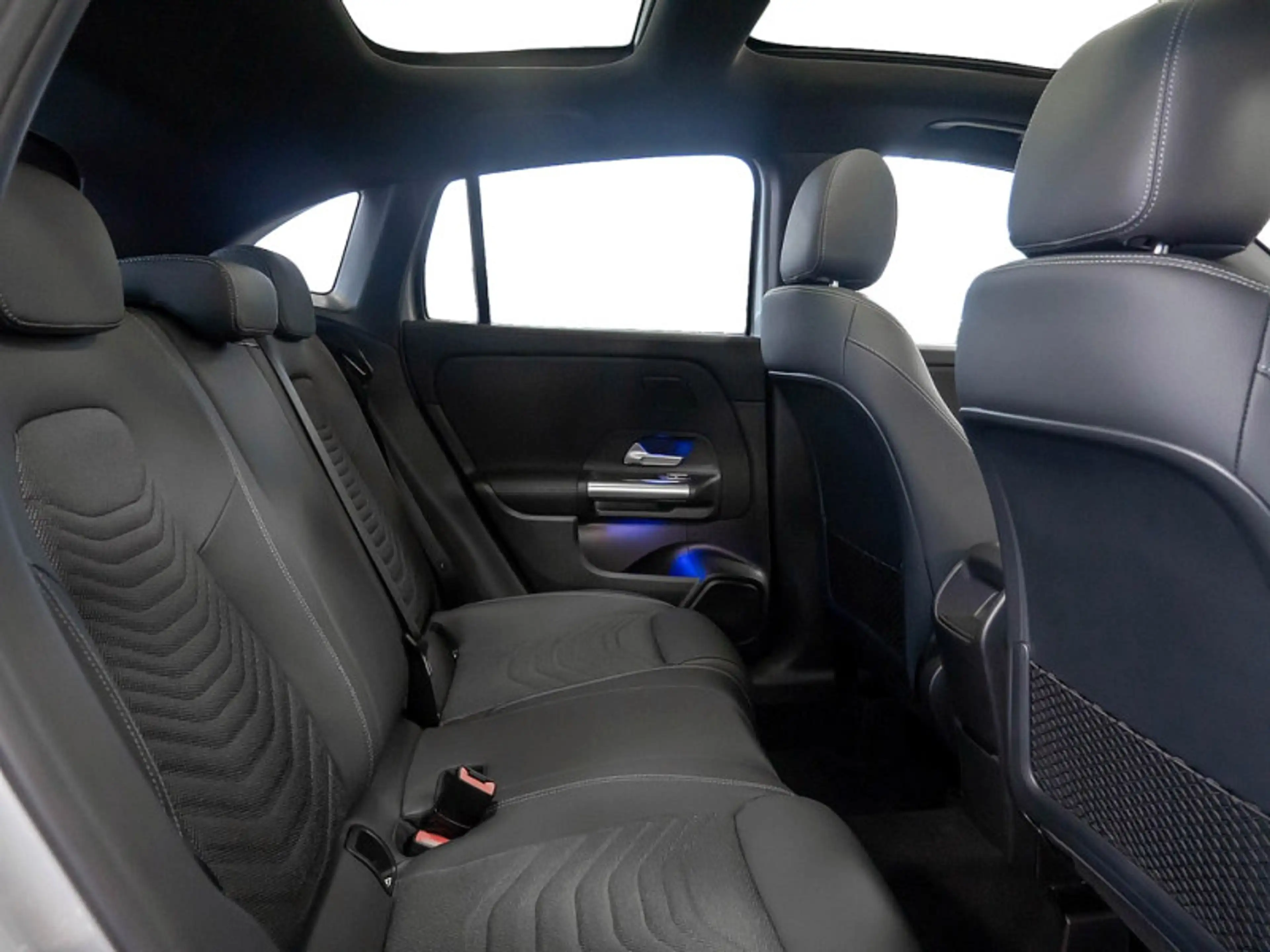 Mercedes-Benz GLA 200 NIGHT PROGRESSIVE MULTI 360 AHK DISTR — photo 6