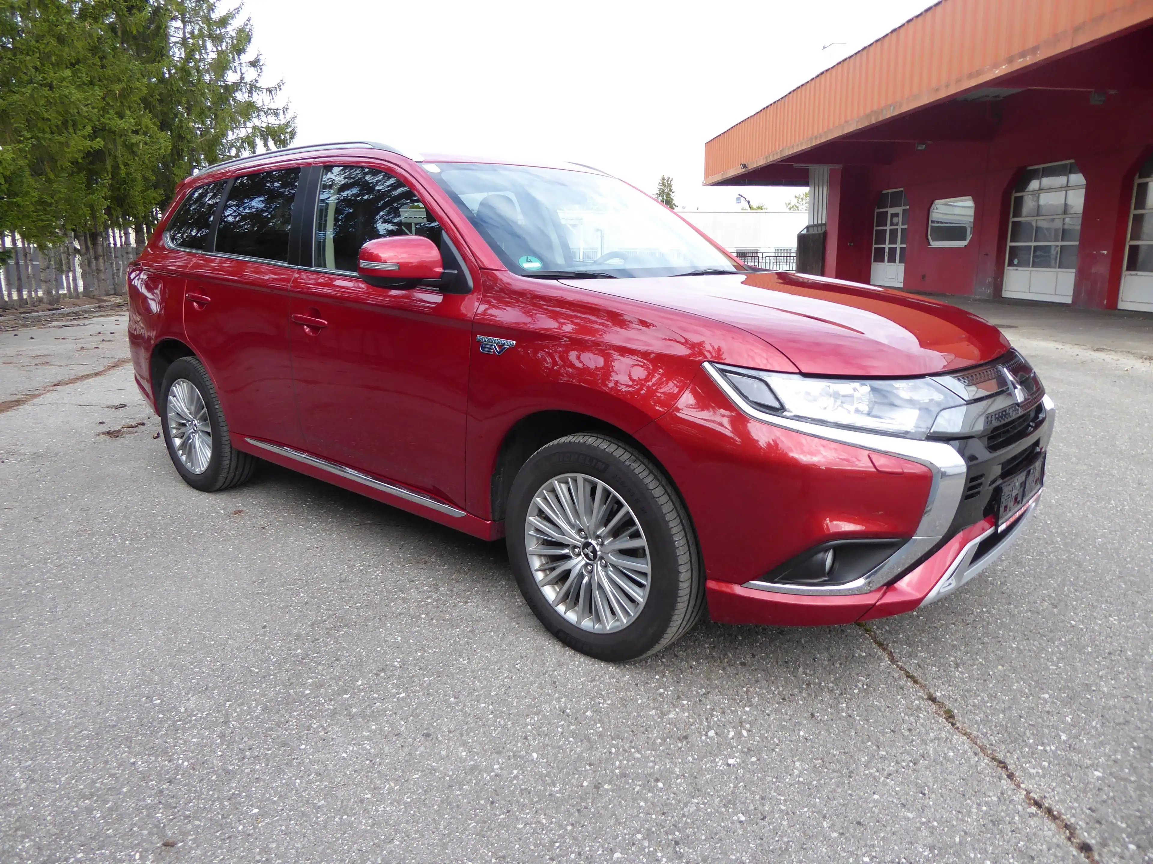 Mitsubishi Outlander PHEV Basis 4WD — photo 3