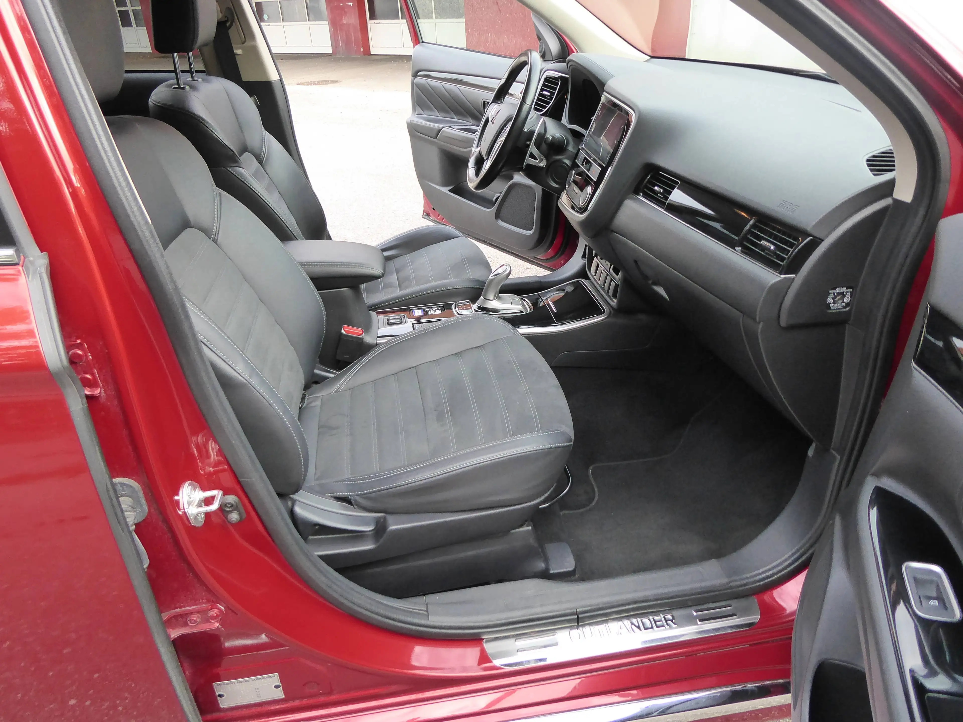 Mitsubishi Outlander PHEV Basis 4WD — photo 12