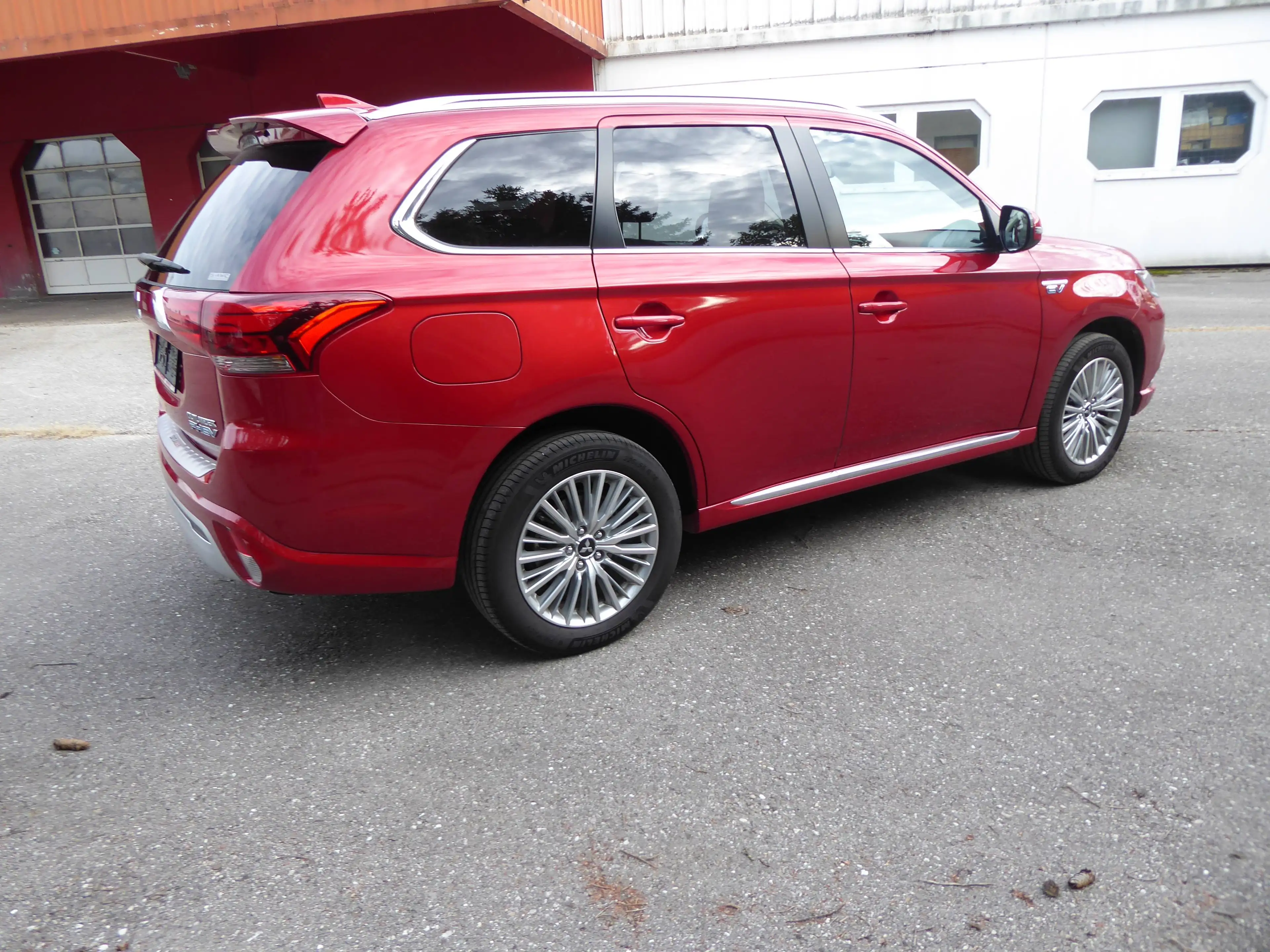 Mitsubishi Outlander PHEV Basis 4WD — photo 4