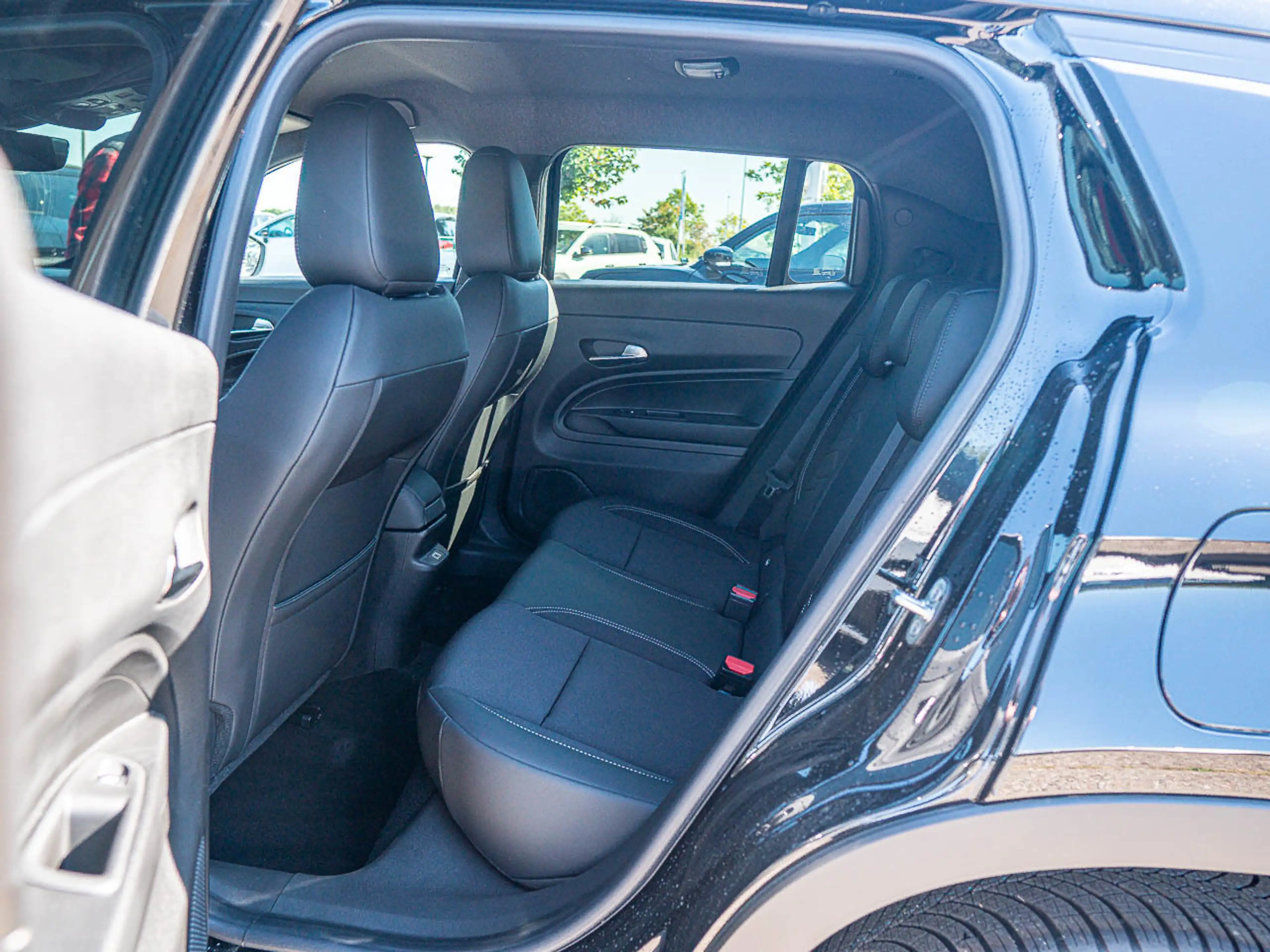 Jeep Avenger Hybrid Altitude — photo 11