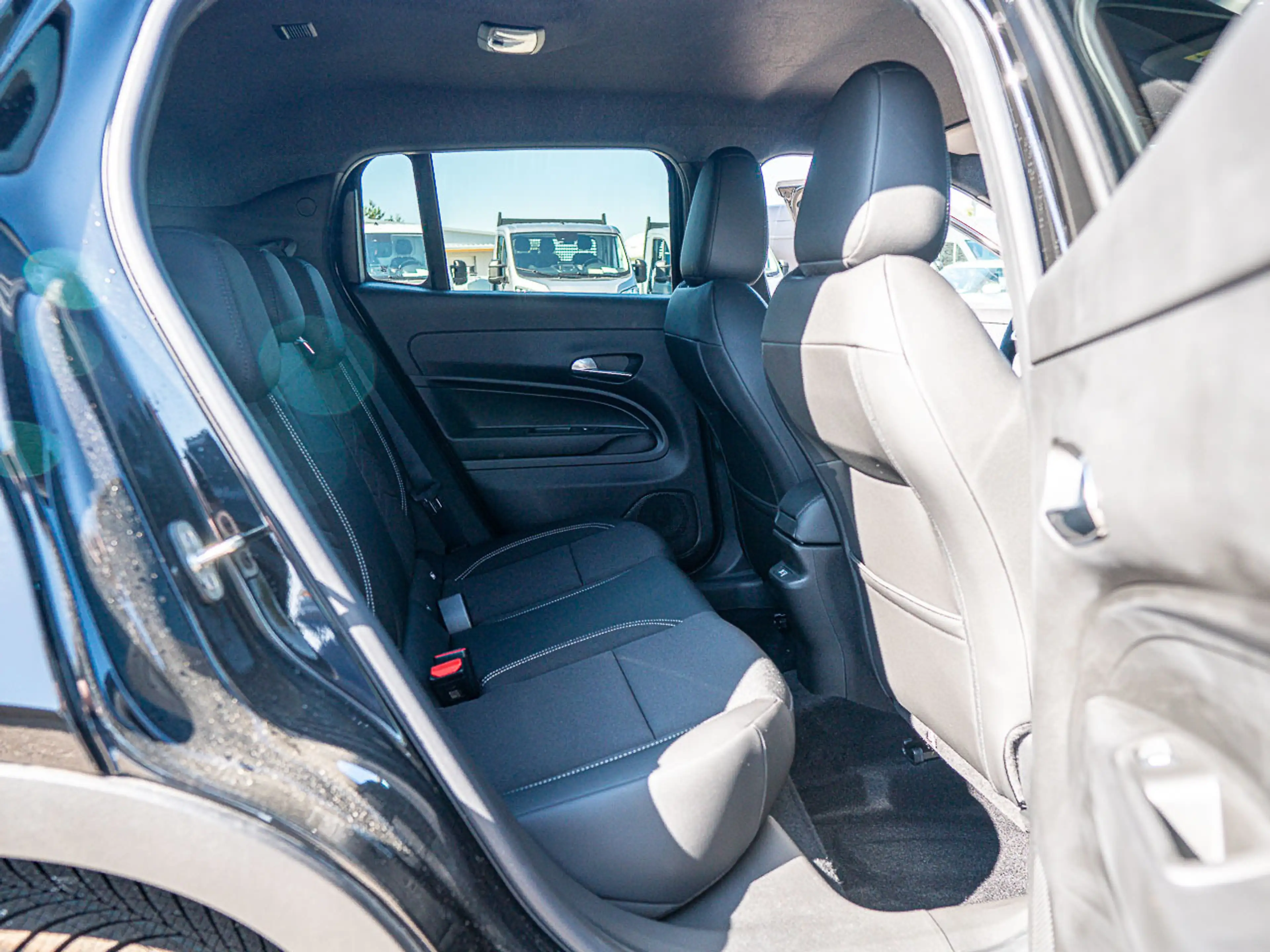 Jeep Avenger Hybrid Altitude — photo 12