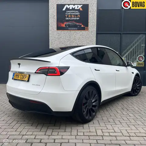 Tesla Model Y Performance + MMX PACK + TREKHAAK