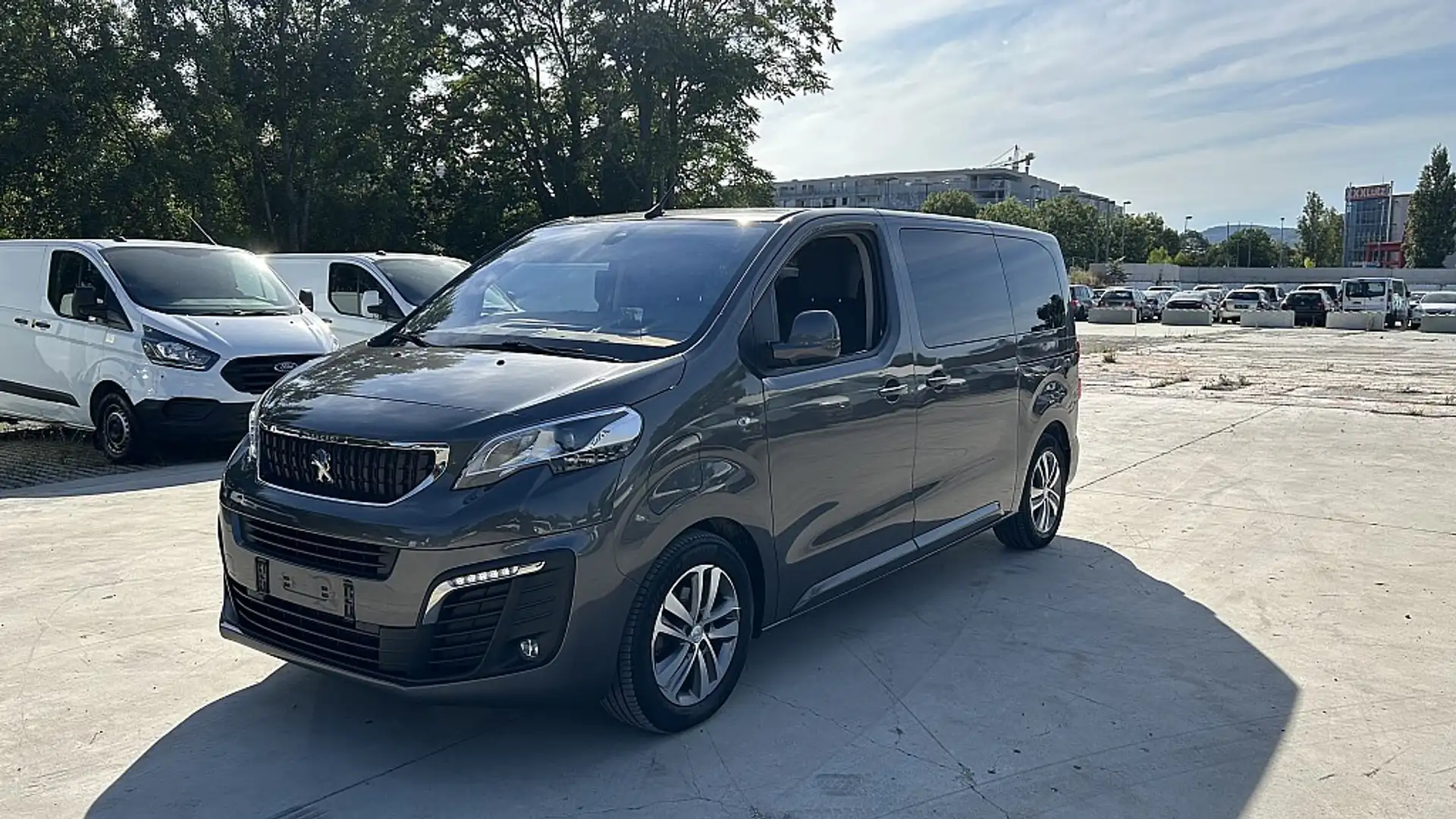 Peugeot Traveller e- B.75kWH Lang Business VIP L2 Gri - 1