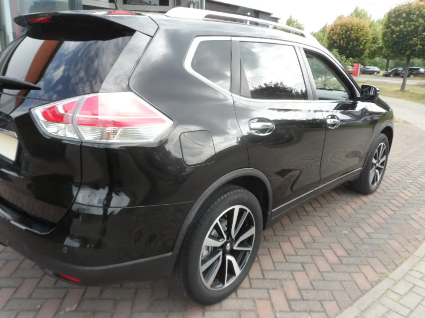 Nissan X-Trail N-Vision  4X4 Schwarz - 2