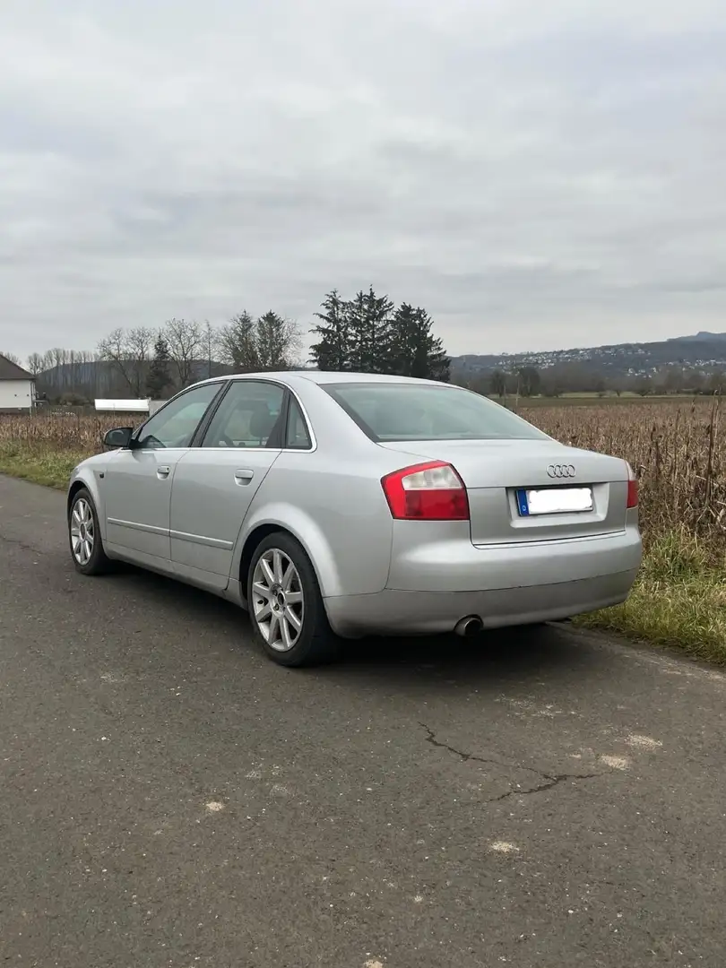 Audi A4 2.0 Gümüş rengi - 2