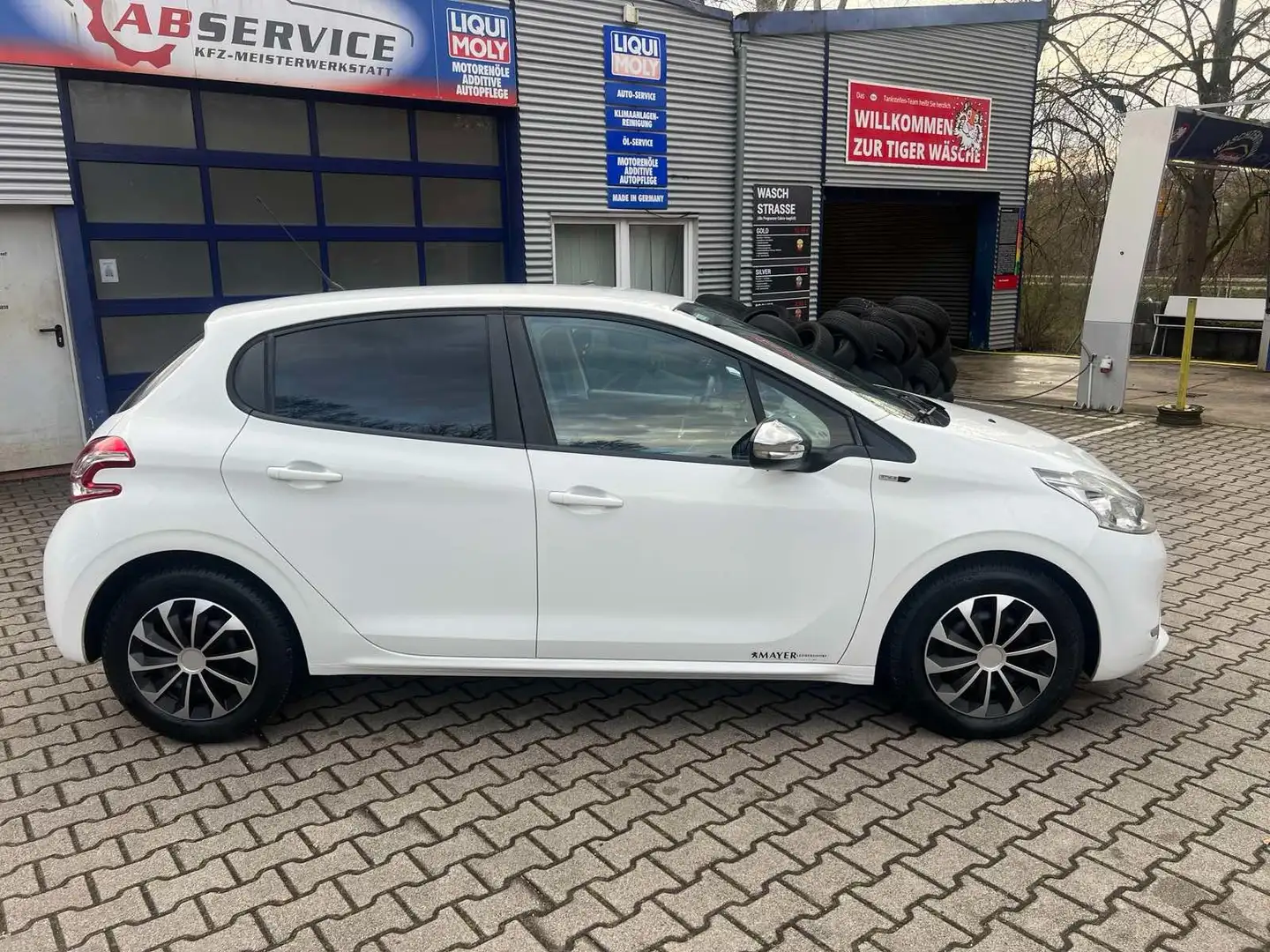 Peugeot 208 Style 2 Hand Klima Preis inkl Neu Tüv Weiß - 1