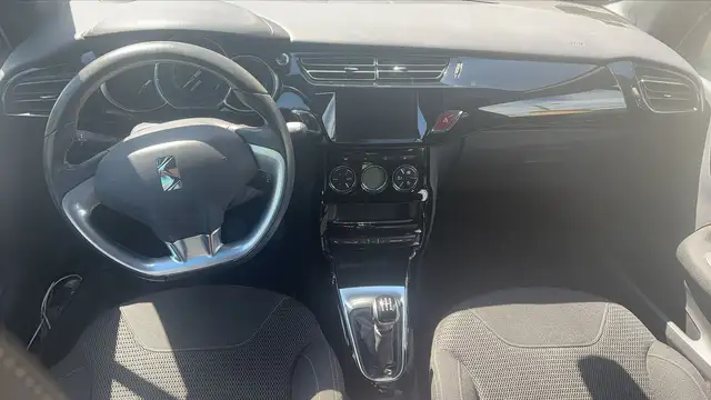 DS Automobiles DS 3 view 11