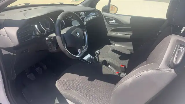 DS Automobiles DS 3 view 8