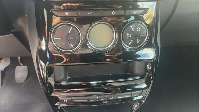DS Automobiles DS 3 view 13