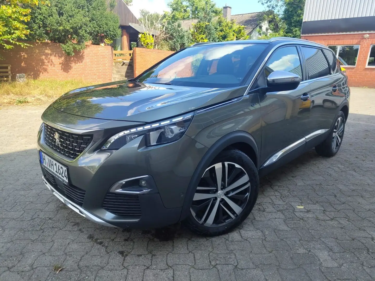 Peugeot 5008 GT*Automatik*Leder*AHK*Sound-System Focal*Massage* Grau - 1