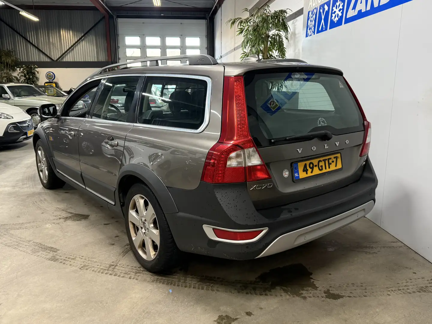 Volvo XC70 2.4 D5 Kinetic Grijs - 2