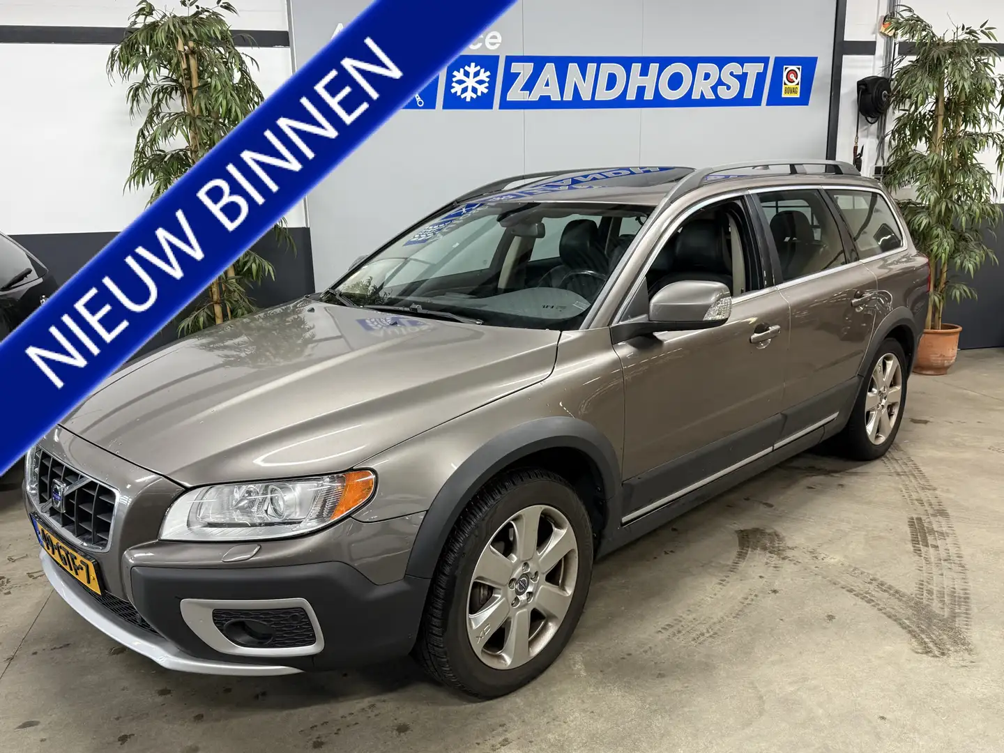 Volvo XC70 2.4 D5 Kinetic Grijs - 1