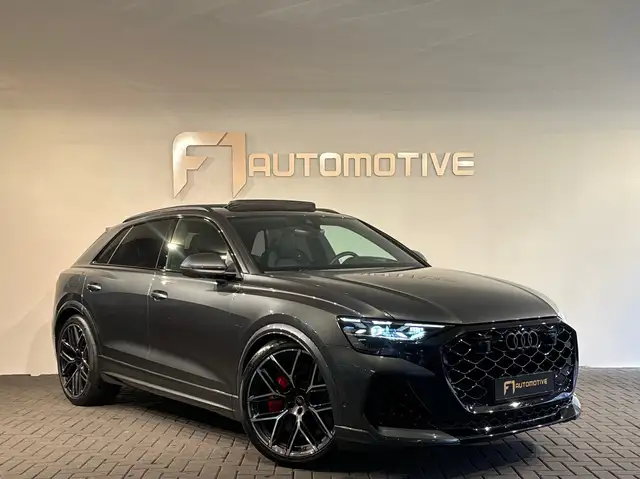 Audi RS Q8 view 7