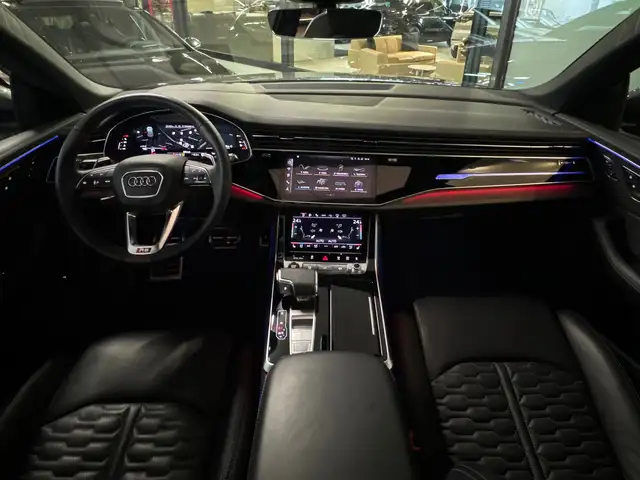 Audi RS Q8 view 4