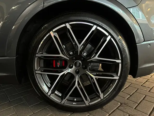 Audi RS Q8 view 14