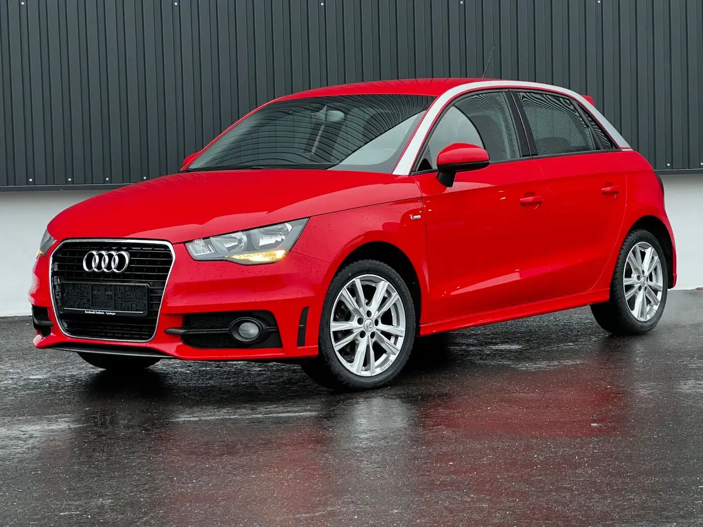 Audi A1 1.6 TDI S line Sportback Navi SHZ Bluetooth Rot - 1