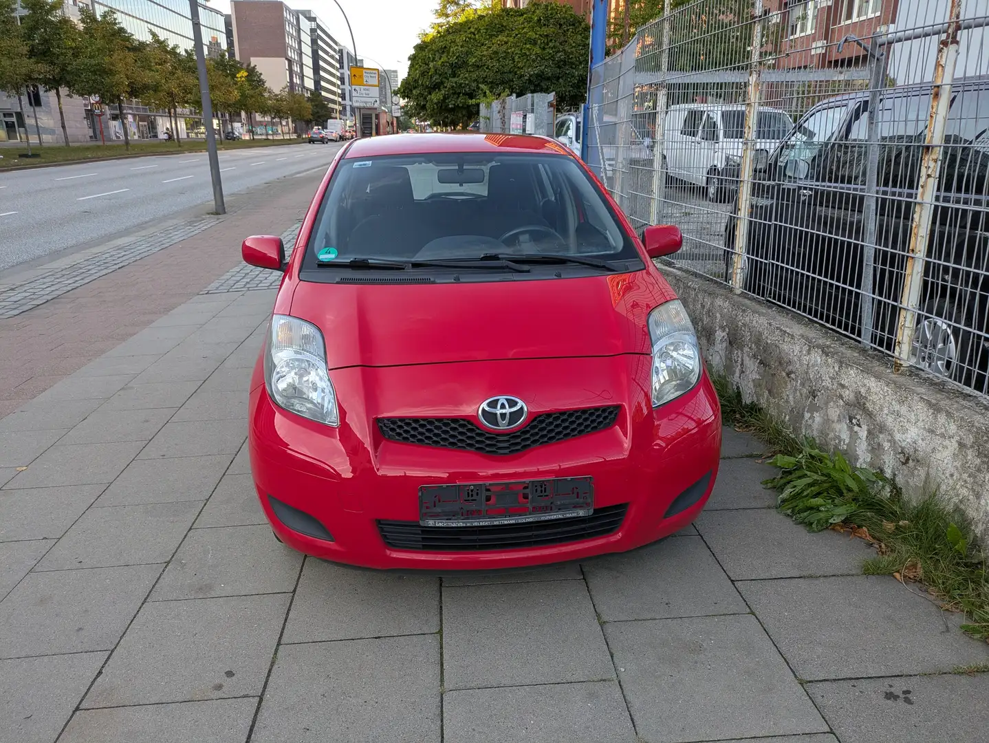 Toyota Yaris Cool Edition Rouge - 1