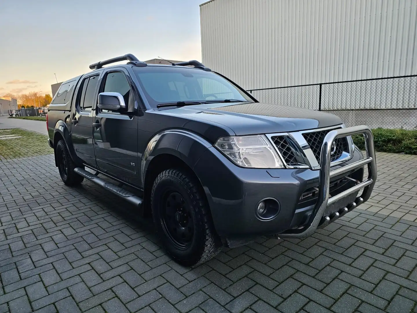 Nissan Navara 3.0 dCi V6 / 4x4 / Automaat / Camera Gris - 2