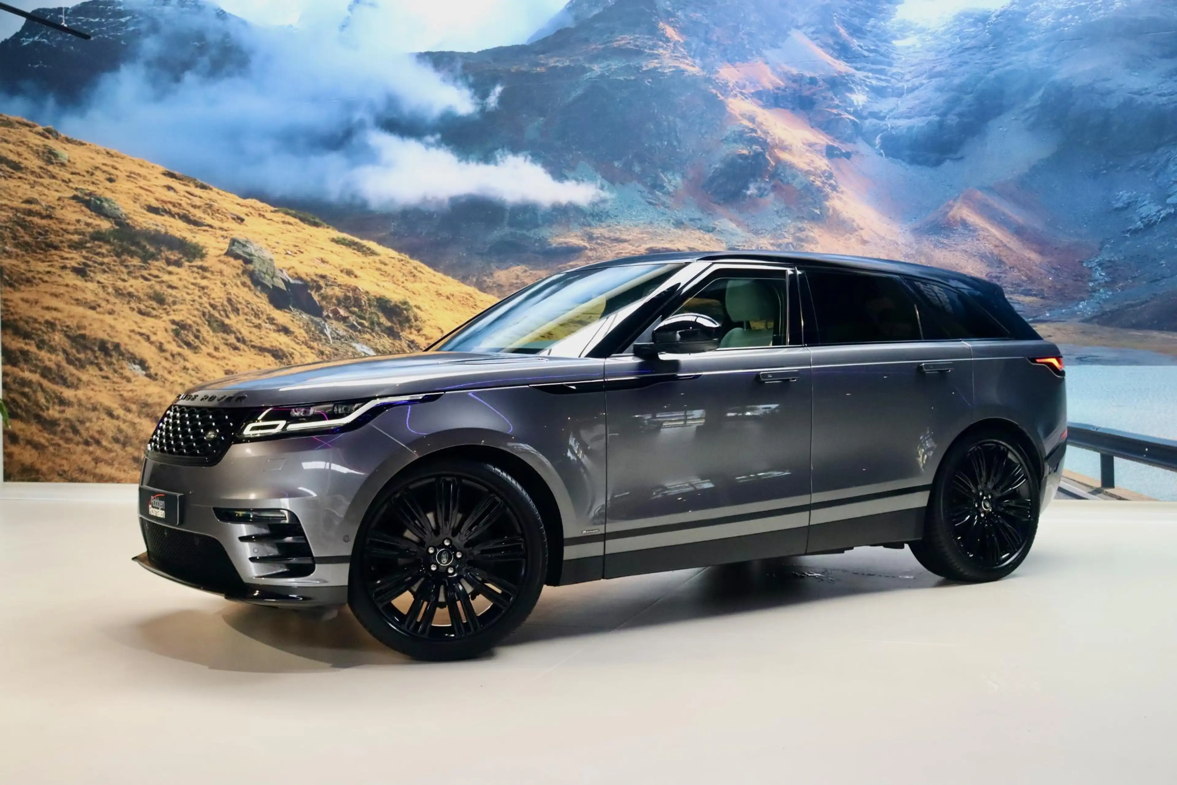 Land Rover Range Rover Velar 3.0 V6 SC AWD R-Dynamic SE PANO|CAM — photo 3