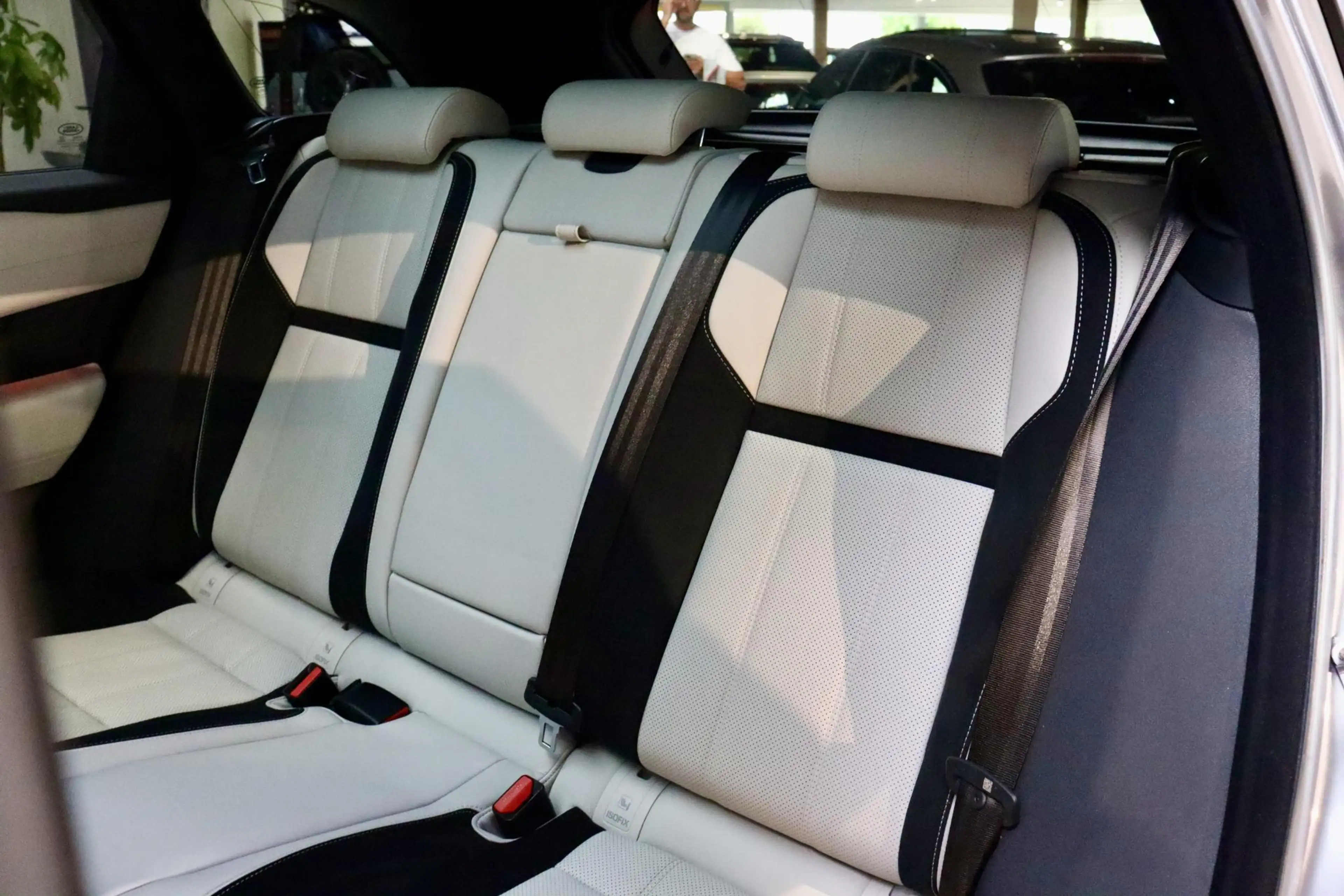 Land Rover Range Rover Velar 3.0 V6 SC AWD R-Dynamic SE PANO|CAM — photo 12