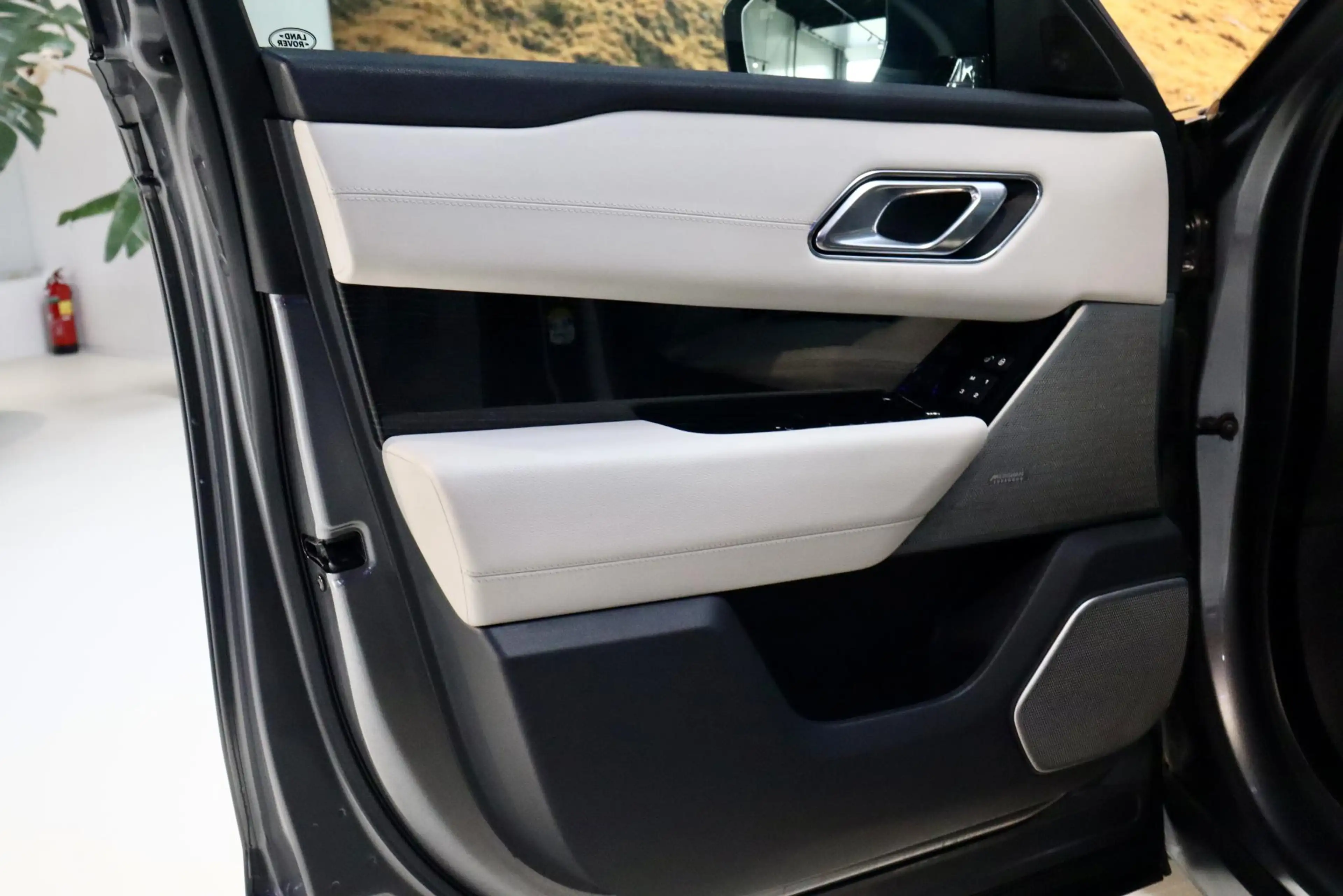 Land Rover Range Rover Velar 3.0 V6 SC AWD R-Dynamic SE PANO|CAM — photo 7