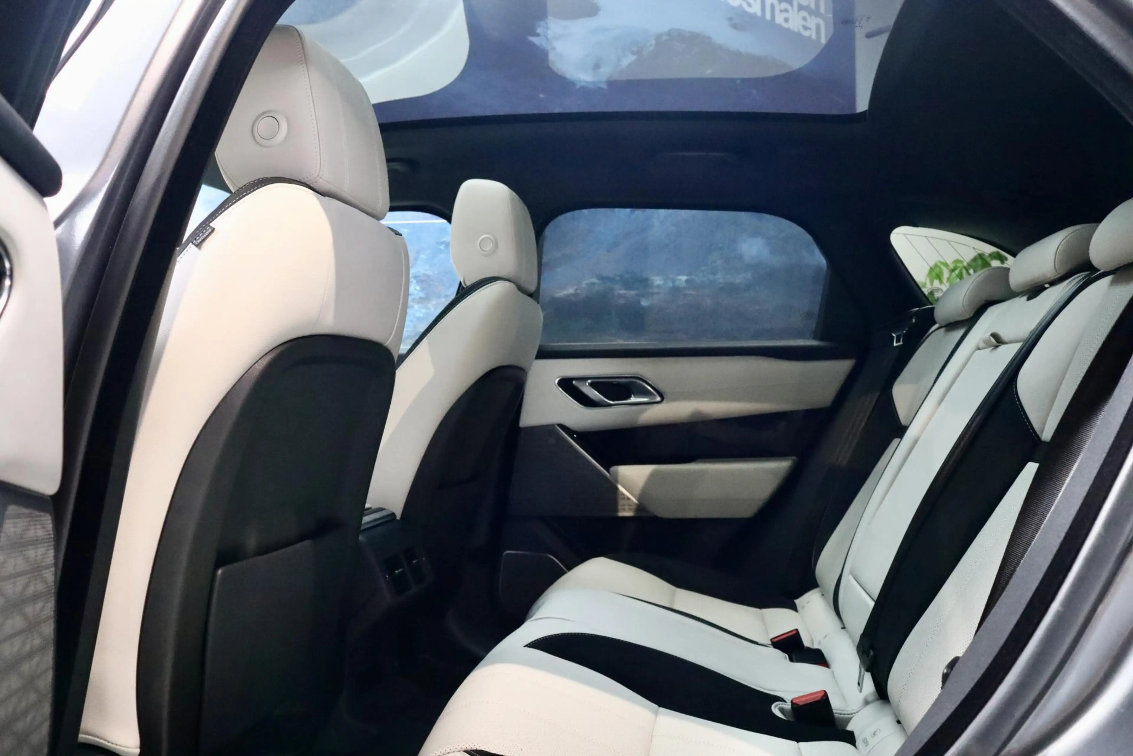 Land Rover Range Rover Velar 3.0 V6 SC AWD R-Dynamic SE PANO|CAM — photo 14