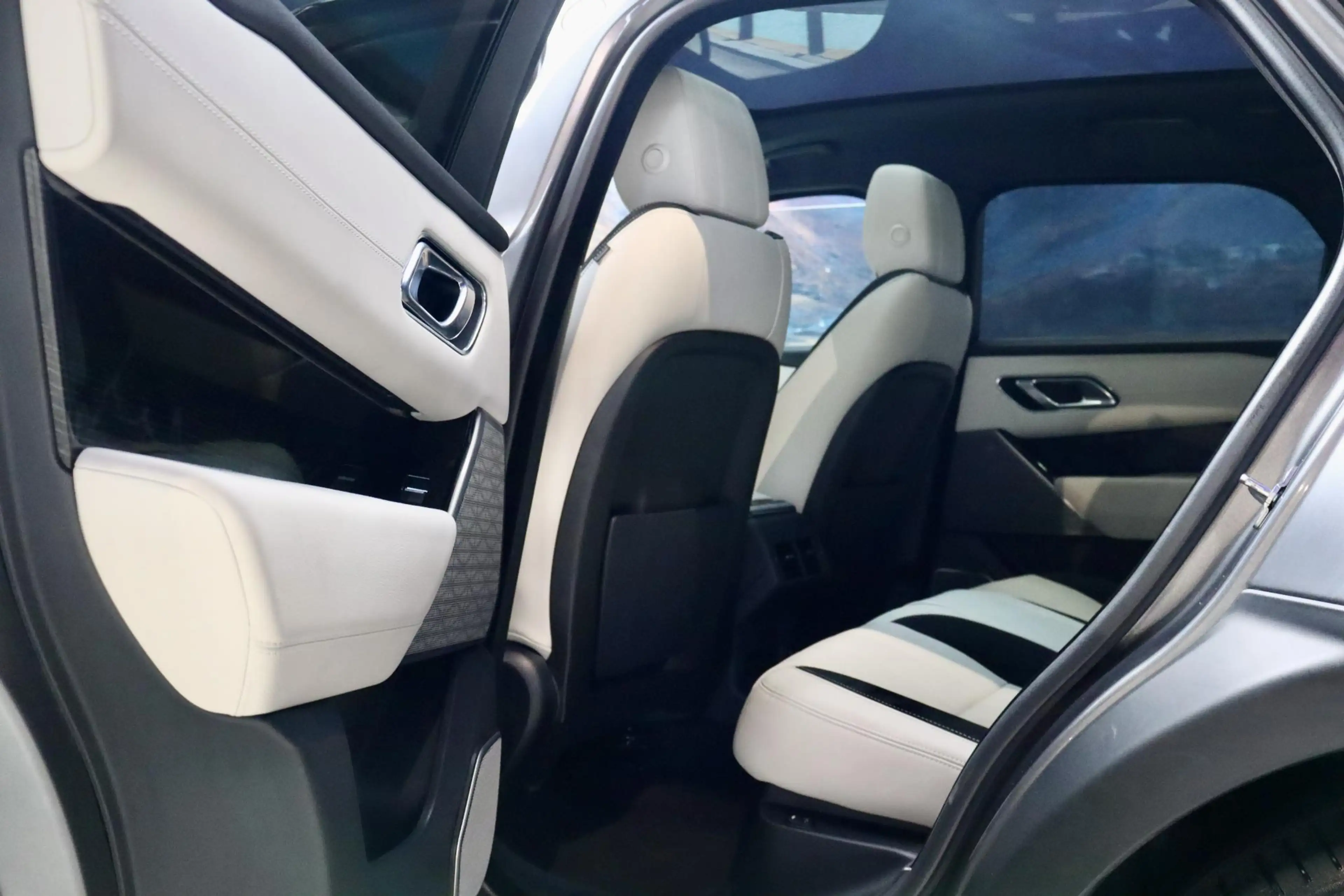 Land Rover Range Rover Velar 3.0 V6 SC AWD R-Dynamic SE PANO|CAM — photo 13