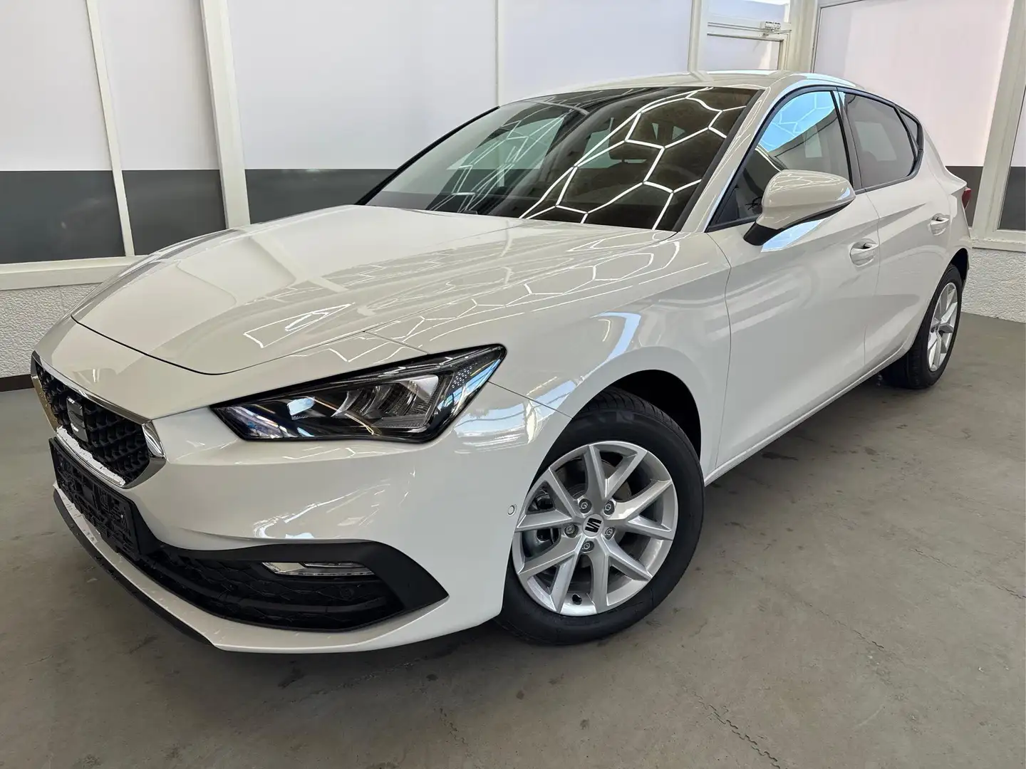 SEAT Leon Style 1.5 TSI AHK ACC SHZ RFK PDC 1.5 TSI 85kW/... Weiß - 1