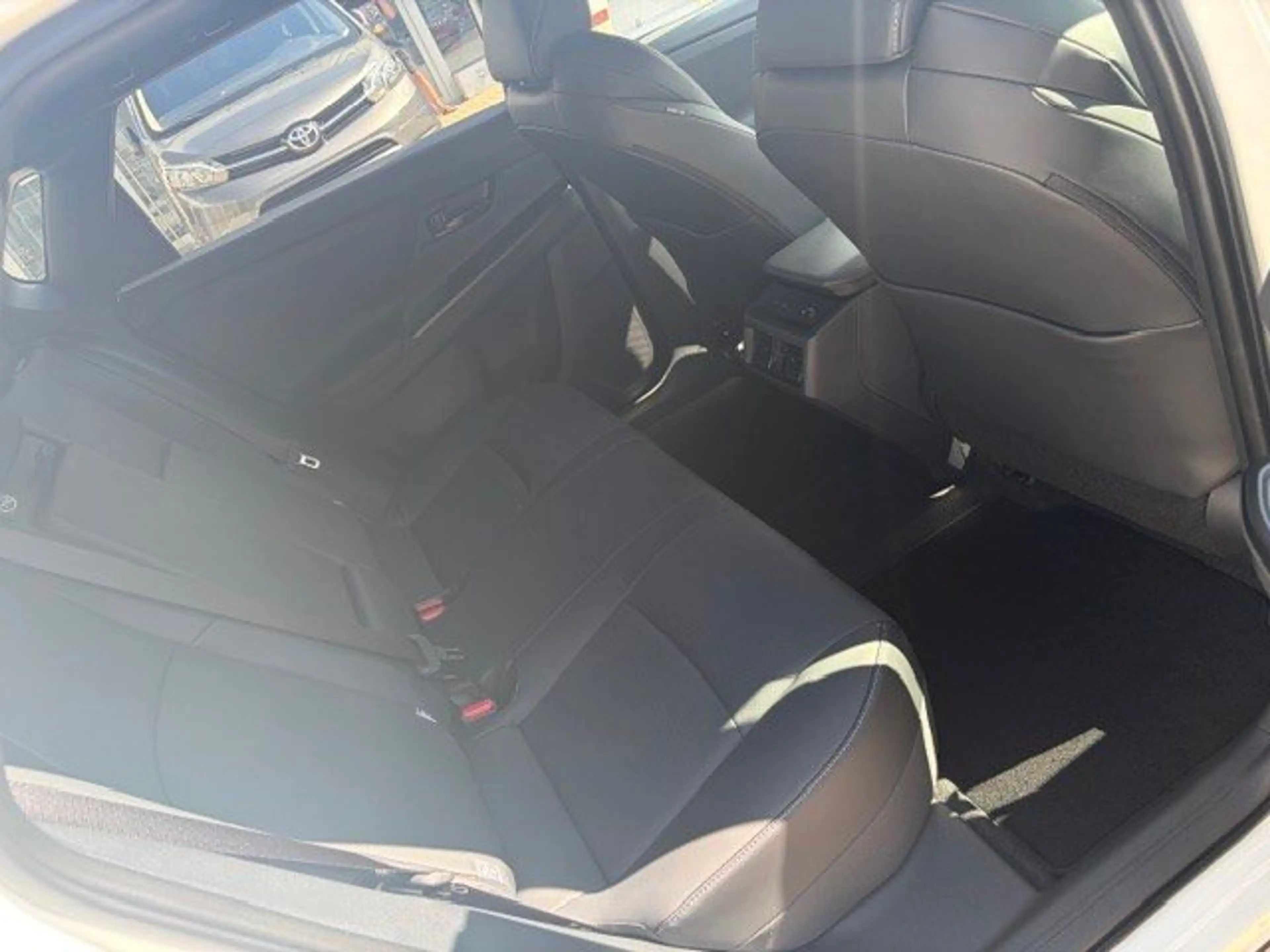 Toyota bZ4X AWD Lounge — photo 9