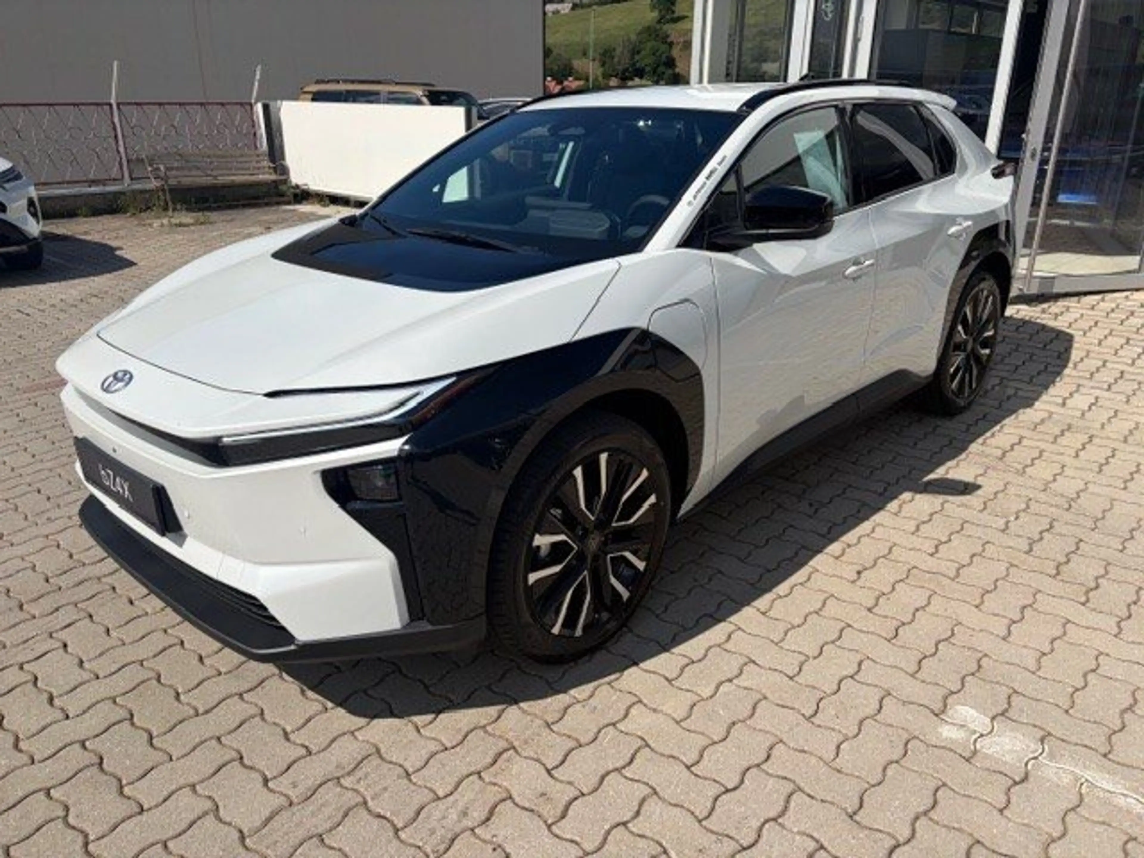 Toyota bZ4X AWD Lounge — photo 3