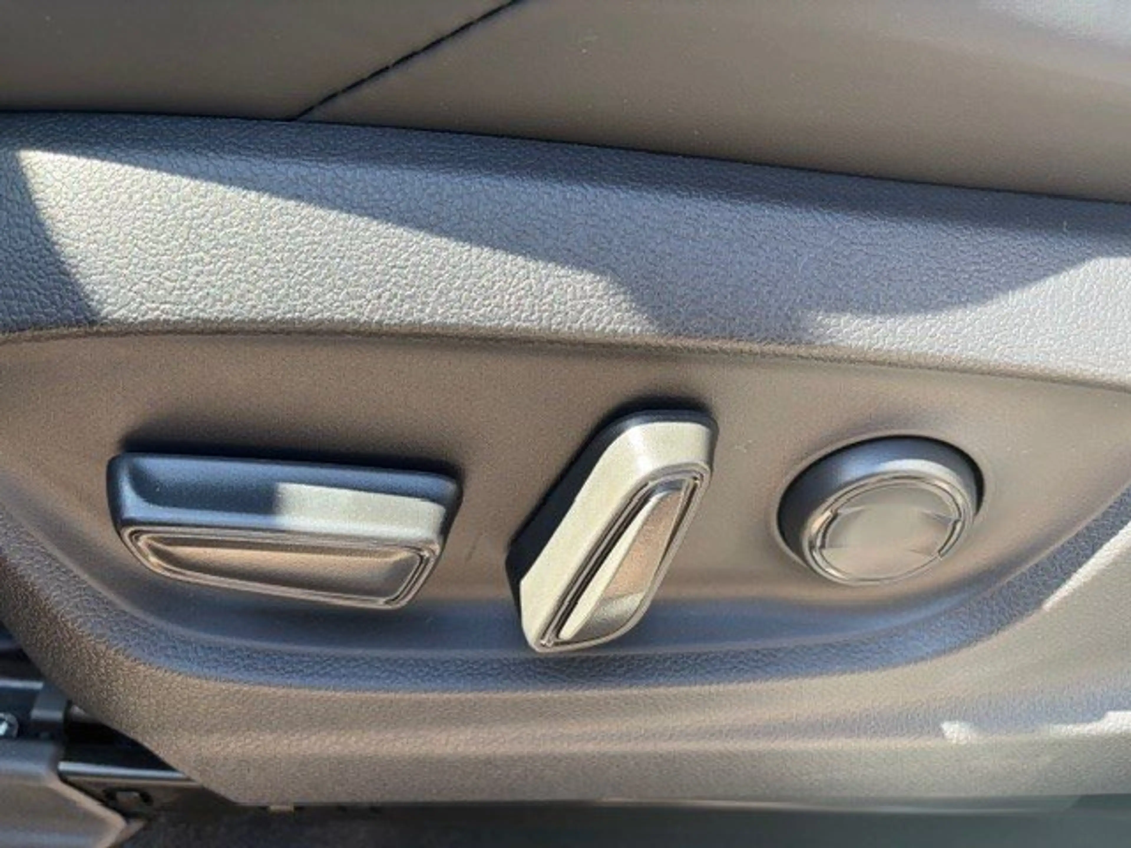 Toyota bZ4X AWD Lounge — photo 12